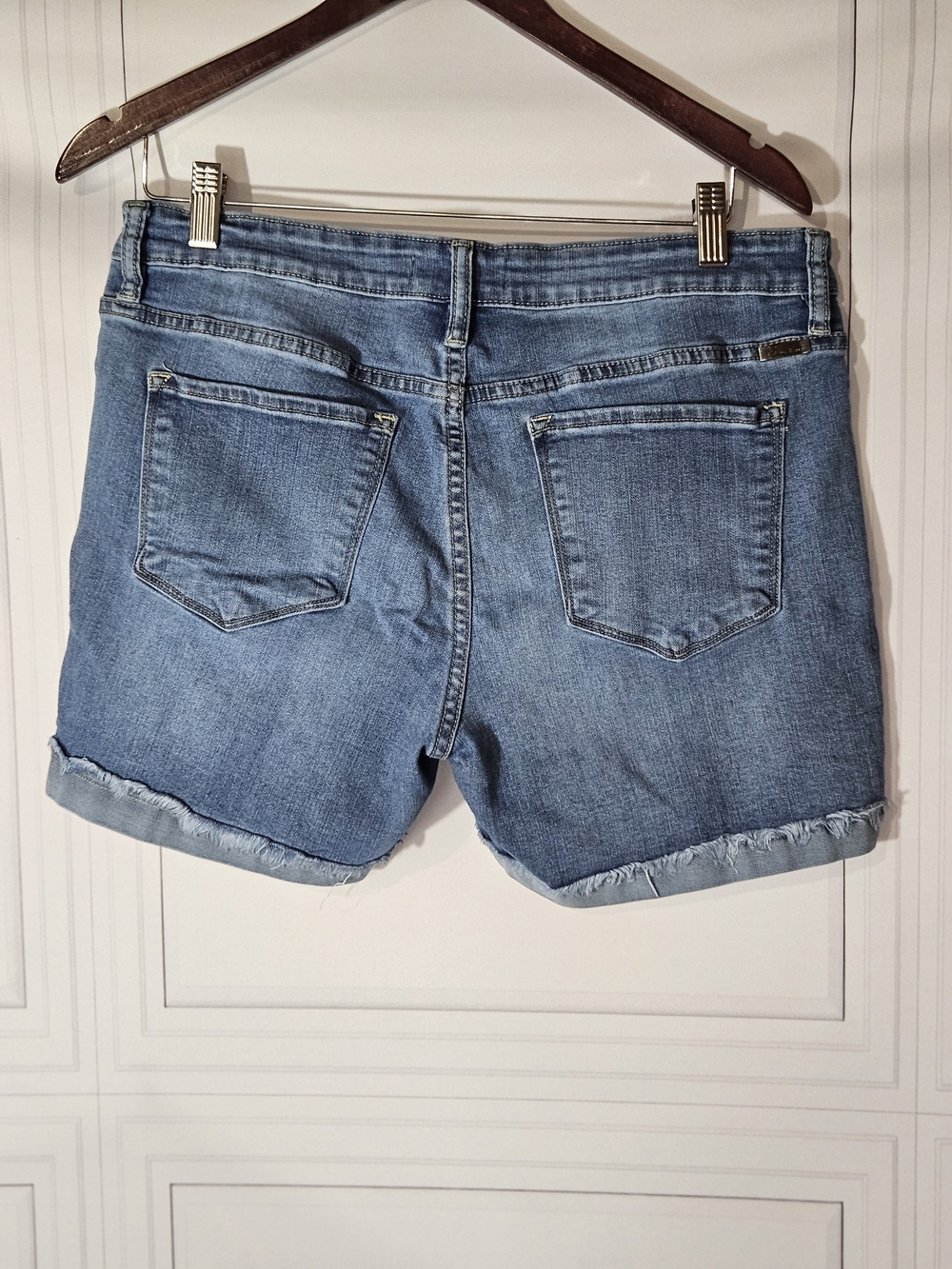 KanCan, Kloe Low Rise Frayed Hem Roll Cuff Denim Short - Picture 5 of 8